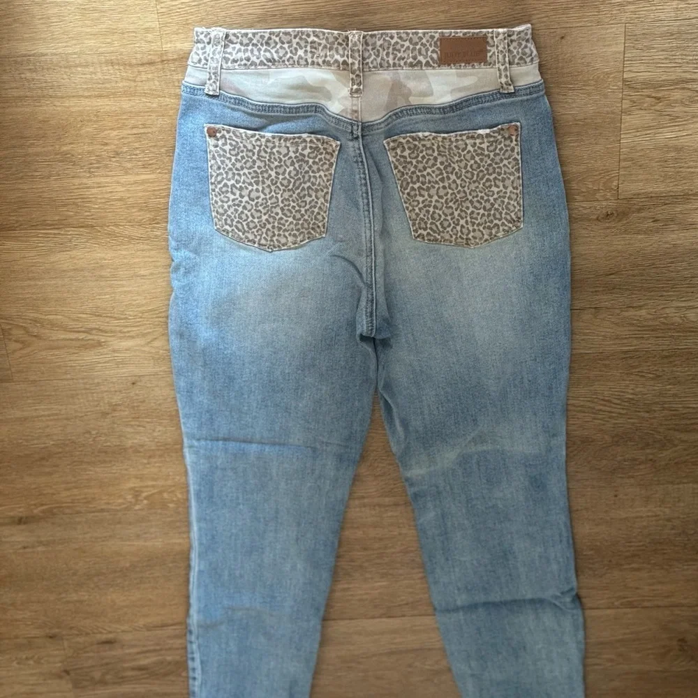 Judy Blue Size 1 jeans with leopard/camouflage print detailing, slim fit - Picture 2 of 4